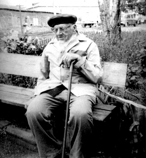 Альфред Петрович Хейдок возле дома. Змеиногорск, 1989 -1990 годы