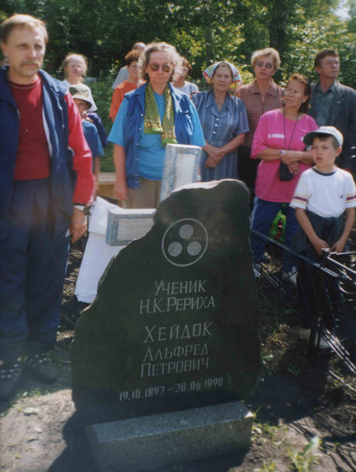 Открытие памятного камня на могиле А.П.Хейдока в Змеиногорске, 2003 год